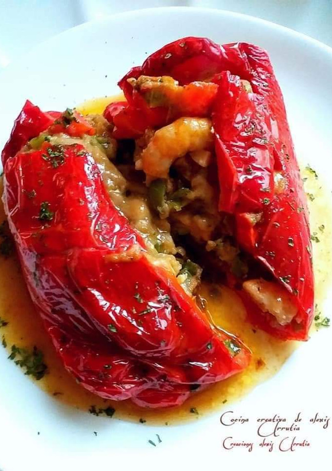 Una foto de Pimiento rojo asado relleno de gambas con crema de gambas