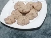 Una foto de chocolate galletas y nueces