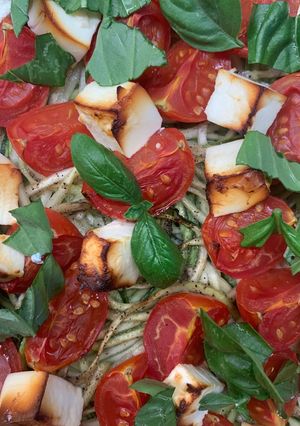 Bazsalikomos cukkini spagetti paradicsommal és feta sajttal recept fotója