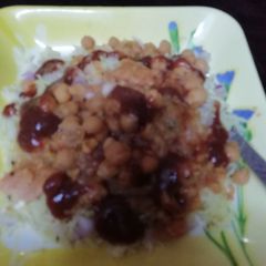 A picture of Idli Chole Chat.