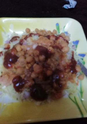 A picture of Idli Chole Chat.