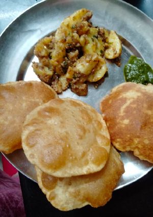 अजवाइन की सॉफ्ट पूरियां (ajwain ki soft pooriyan recipe in Hindi) रेसिपी मुख्य फोटो
