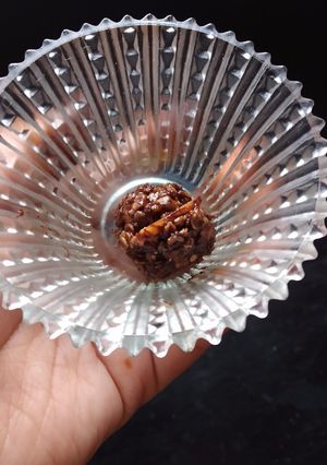A picture of Oats dryfruits laddu.