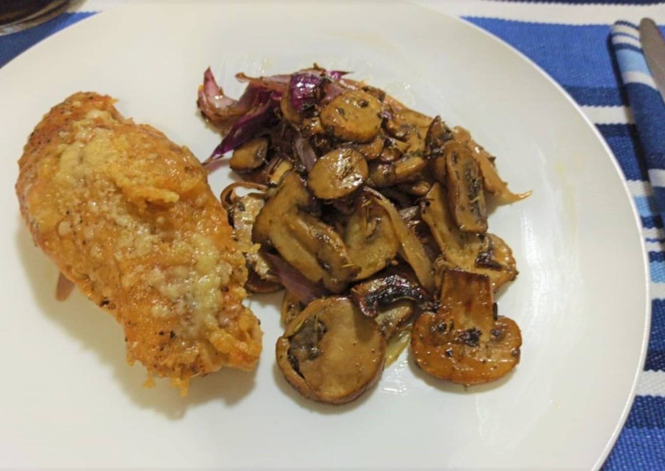 Pechuga en costra de parmesano y champiñones rostizados