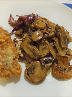 Una foto de Pechuga en costra de parmesano y champiñones rostizados