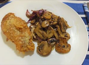 Una foto de Pechuga en costra de parmesano y champiñones rostizados