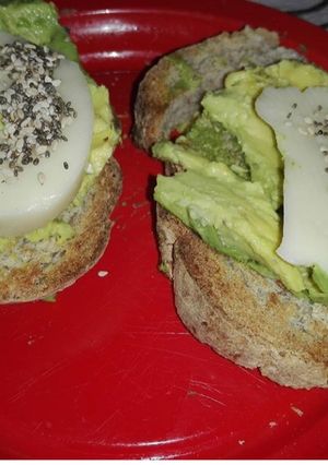 Una foto de Pan casero, palta, queso y semillas (desayuno o merienda)