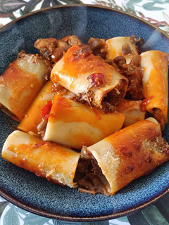 Una foto de Paccheri rellenos de berenjena y nameko