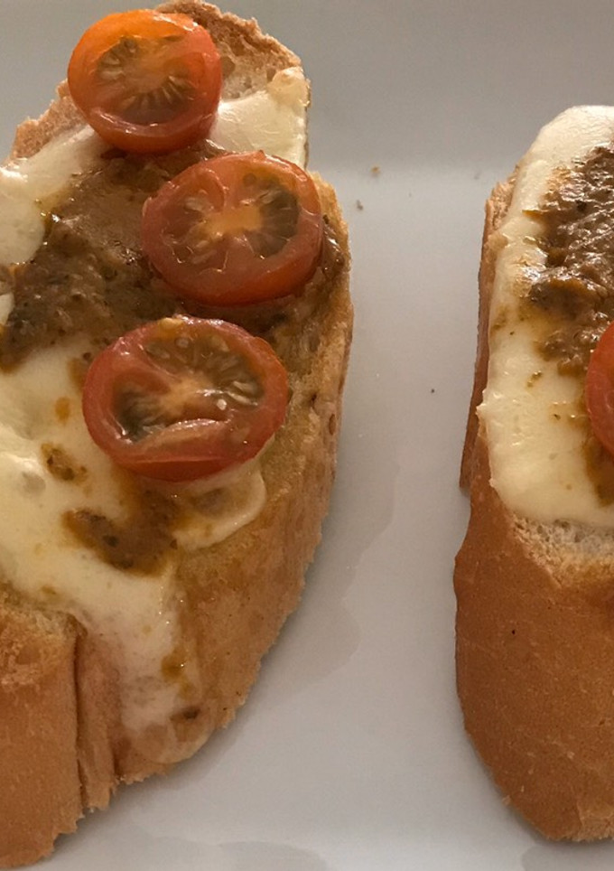 Una foto de Brusquetas de mozzarella y pesto de tomate seco ahumado