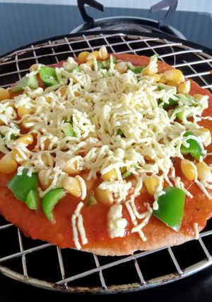 जैन कॉर्न,कैपिसकम चीज़ पिज़्ज़ा(jain, corn,capisicum,cheese pizza) रेसिपी मुख्य फोटो