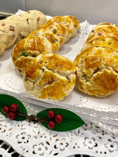 Una foto de Galletas de maicena con frutas confitadas y pasas al ron