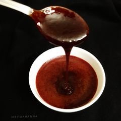 A picture of Pomegranate molasses.