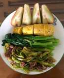 Bữa trưa EAT CLEAN: khoai lang nướng lò vi sóng, thịt bò xào rau cần, cải ngọt luộc, roi đỏ