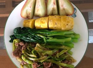 Hình của món Bữa trưa EAT CLEAN: khoai lang nướng lò vi sóng, thịt bò xào rau cần, cải ngọt luộc, roi đỏ.