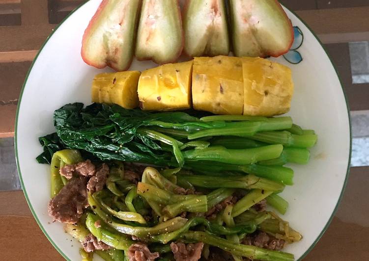 Bữa trưa EAT CLEAN: khoai lang nướng lò vi sóng, thịt bò xào rau cần, cải ngọt luộc, roi đỏ