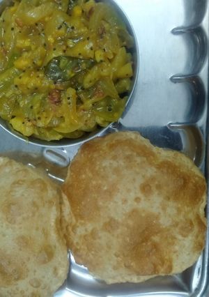 A picture of Poori with Potato Masala.