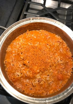 Una foto de Arroz rojo con atún