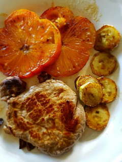 Una foto de Solomillo de ternera a la plancha con tomate y calabacin
