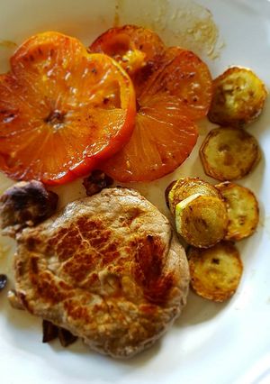 Una foto de Solomillo de ternera a la plancha con tomate y calabacin