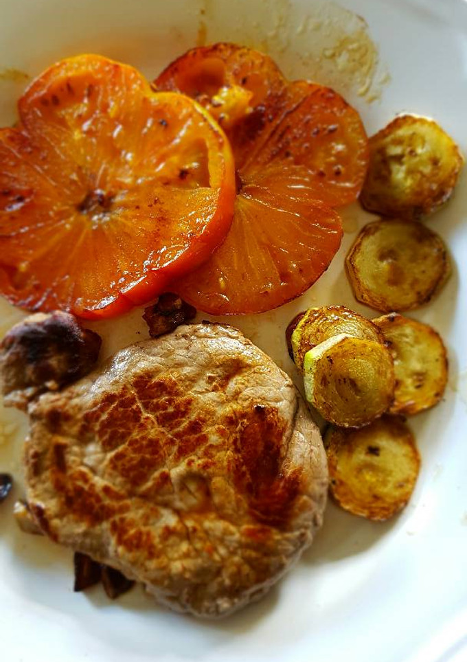 Una foto de Solomillo de ternera a la plancha con tomate y calabacin