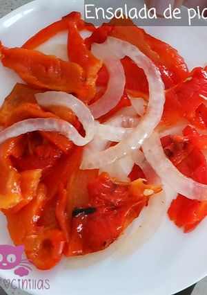 Una foto de Ensalada de Pimientos Piquillo y Cebolla