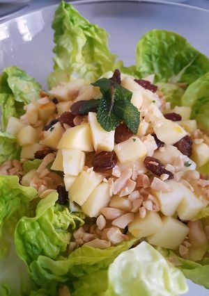 Una foto de Ensalada de manzana y frutos secos