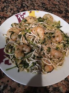 Una foto de Spaghetti de calabacín con gulas y gambones al ajillo