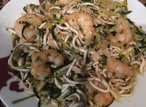 Una foto de Spaghetti de calabacín con gulas y gambones al ajillo