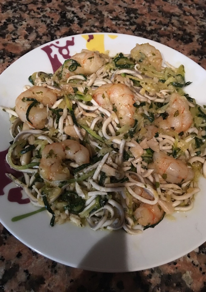 Una foto de Spaghetti de calabacín con gulas y gambones al ajillo