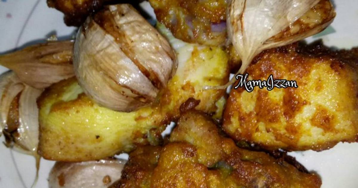  Resep  Ayam  Goreng  Bawang  khas Batam  oleh Mama Izzan Cookpad