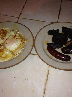 Una foto de Huevos, con chorizo y lomo de orza (matanza)