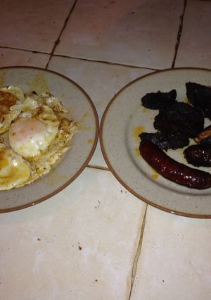Foto principal de Huevos, con chorizo y lomo de orza (matanza)