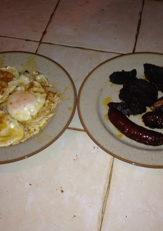 Una foto de Huevos, con chorizo y lomo de orza (matanza)