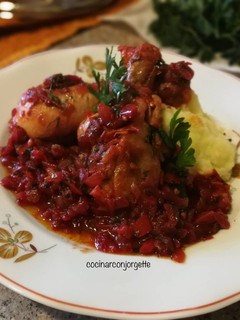 Una foto de Jamoncitos de pollo con tomate caramelizadas