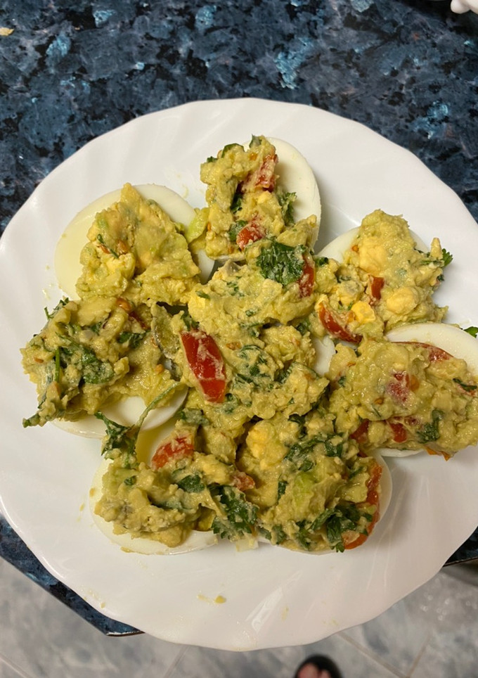 Una foto de Huevos rellenos de guacamole