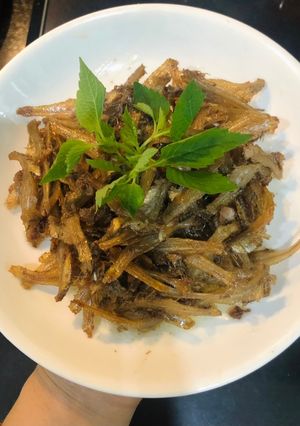 Hình của món Cá cơm rim mắm tỏi.