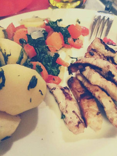 Una foto de Verduras al vapor, solomillo de cerdo y quinoa