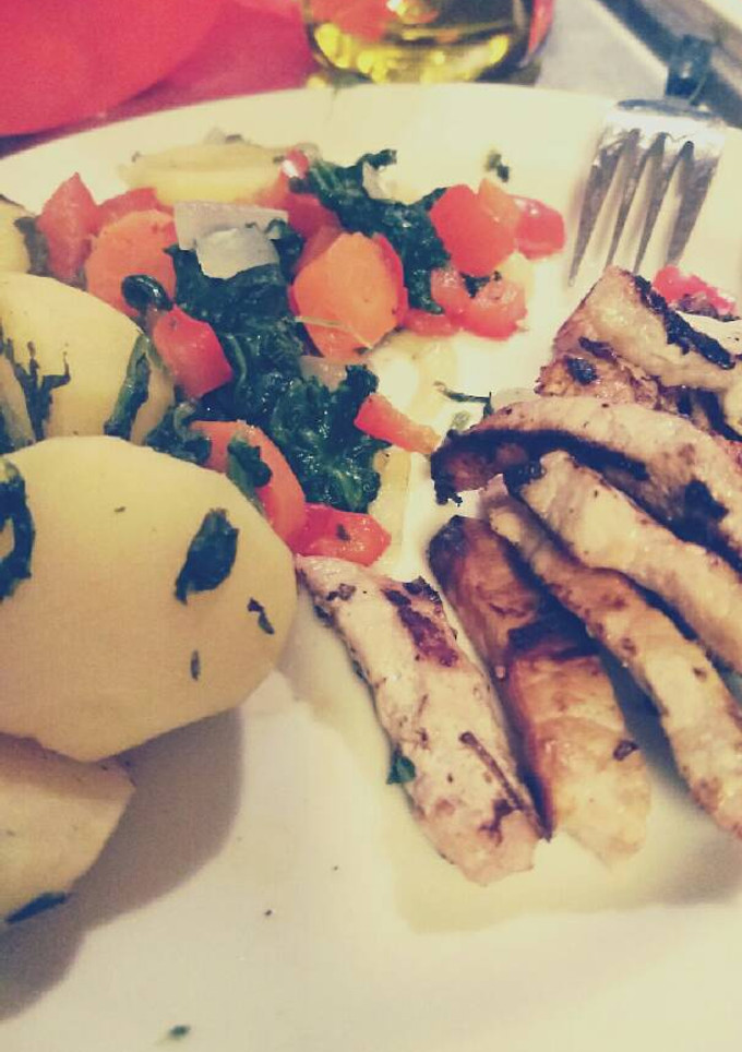 Una foto de Verduras al vapor, solomillo de cerdo y quinoa