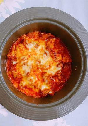 Hình của món Gà cay phô mai bằng nồi đất.
