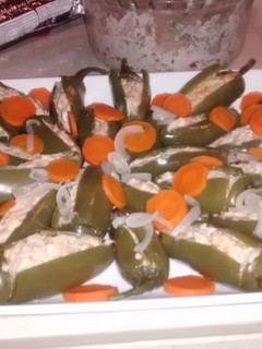 Una foto de Chiles en frío jalapeño rellenos de atún