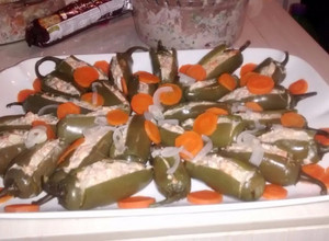Una foto de Chiles en frío jalapeño rellenos de atún