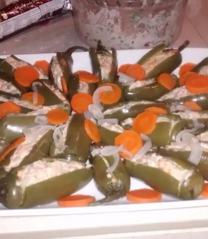Una foto de Chiles en frío jalapeño rellenos de atún