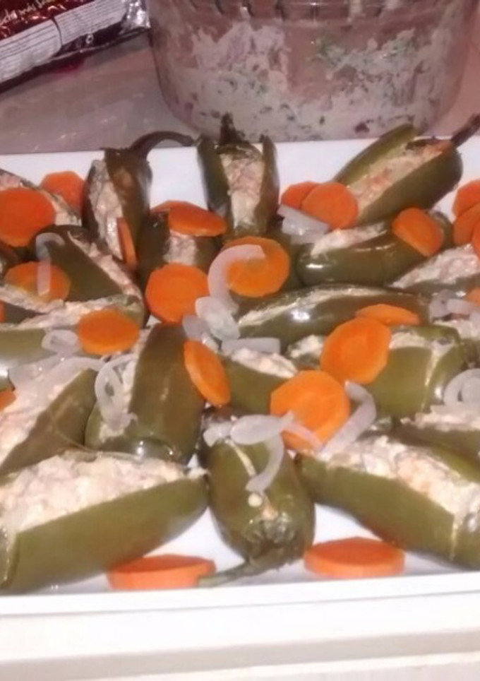 Una foto de Chiles en frío jalapeño rellenos de atún