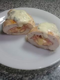Una foto de Pechugas de pollo rellenas con paleta y queso al verdeo