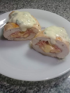 Una foto de Pechugas de pollo rellenas con paleta y queso al verdeo