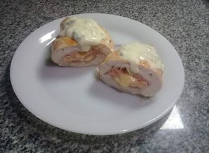 Una foto de Pechugas de pollo rellenas con paleta y queso al verdeo