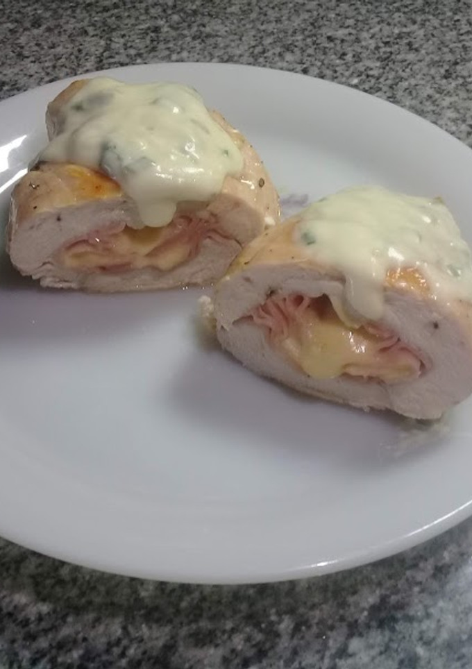 Una foto de Pechugas de pollo rellenas con paleta y queso al verdeo