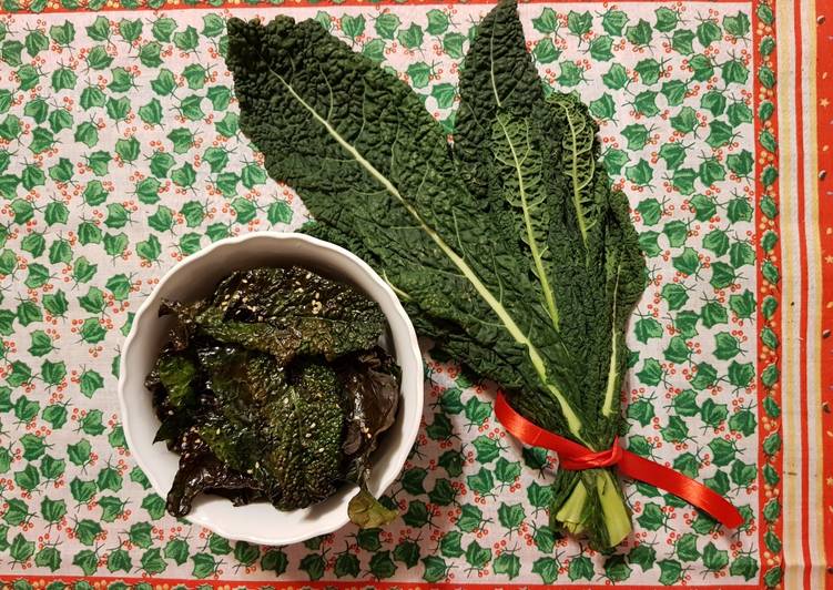 Ricetta Chips Di Cavolo Nero Biologico Del Mio Orto Con Semi Di Sesamo Di Rosso Rubinian Cookpad