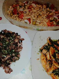 Una foto de Ensalada de judías, chipirones y pulpitos