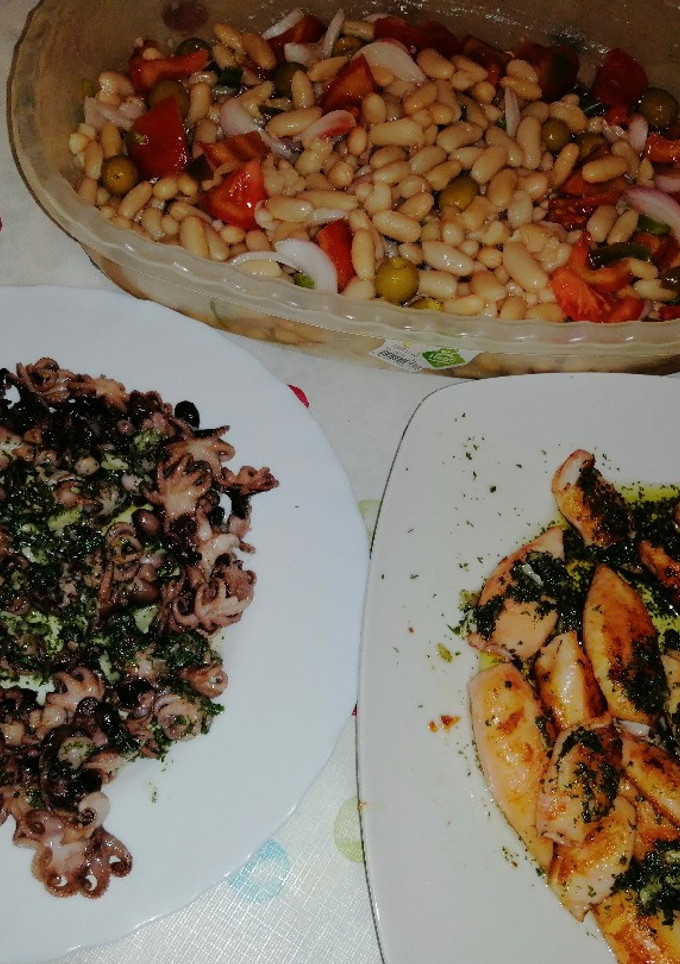 Una foto de Ensalada de judías, chipirones y pulpitos